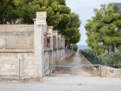 Superata la sala ricevimenti Copacabana, scorgiamo accanto a una villa rossa una stradina che ci permette di raggiungere la costa